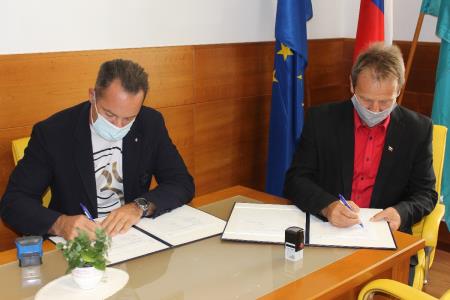 PODPIS POGODBE ZA GRADNJO ŠPORTNE DVORANE BOVEC 5